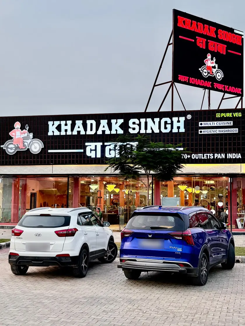 Entrance and car parking at Khadak Singh Da Dhaba, Pinan Rest Area on the Delhi–Mumbai Expressway